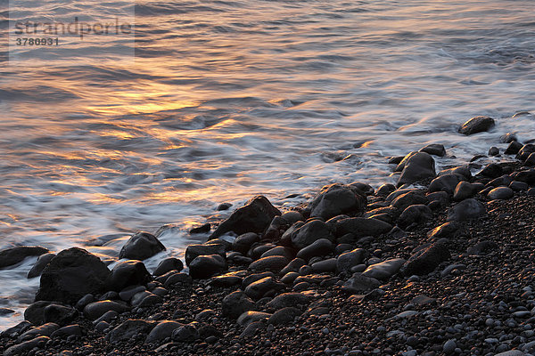 Ein für Madeira typischer felsiger Strand im Abendlicht  Camara de Lobos  Madeira  Portugal