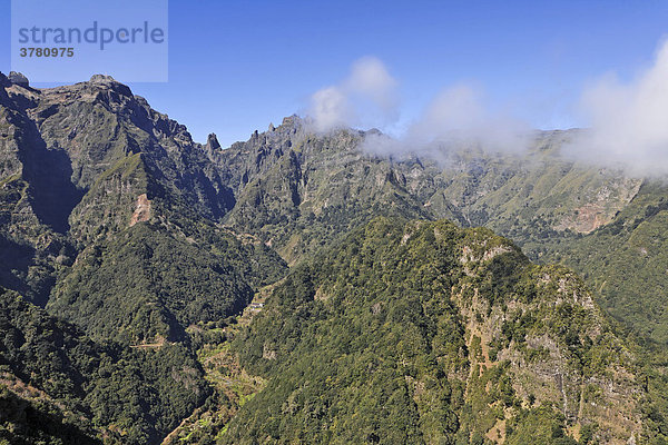 Blick auf die Berge des Zentralmassivs (Pico do Arieiro) am Aussichtspunkt Balcoes  Ribeiro Firo  Madeira  Portugal