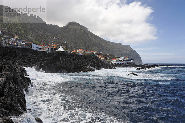 Wilde von Lava gebildete Felsenküste  Porto Moniz  Madeira  Portugal