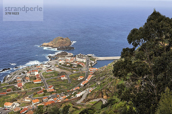 Blick auf den Küstenort  Porto Moniz  Madeira  Portugal