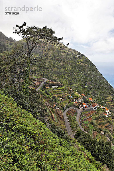 Blick auf die steile Straße und den Küstenort  Porto Moniz  Madeira  Portugal