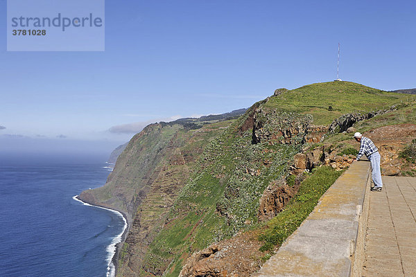 Hohe Felsenklippen bei Ponta do Pargo  Madeira  Portugal