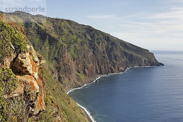 Hohe Felsenklippen beim Leuchtturm von Ponta do Pargo  Madeira  Portugal