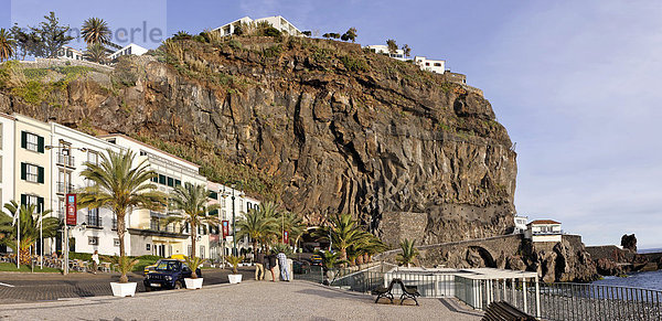 Bucht von Felsen eingerahmt  Ponta do Sol  Madeira  Portugal