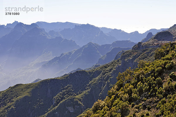 Blick vom Gipfel des Pico Ruivo do Paul nach Osten  Paul da Serra  Madeira  Portugal