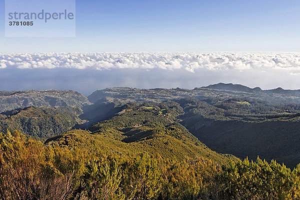 Blick auf die Orte an der Nordküste vom Achada do Teixeira  Madeira  Portugal