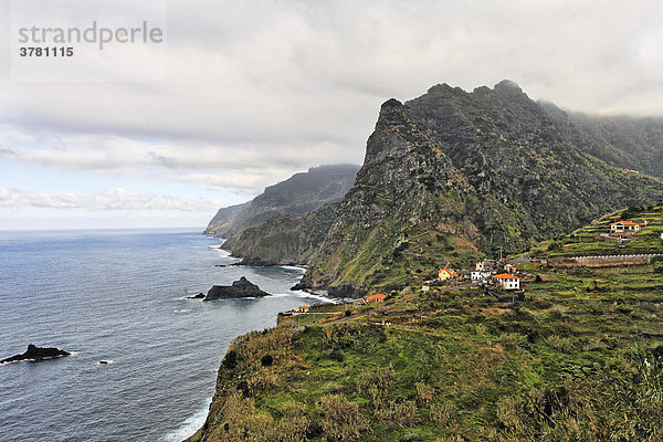 Nordküste mit steilen Klippen über den ein alter Pfad führt  Boaventura  Madeira  Portugal