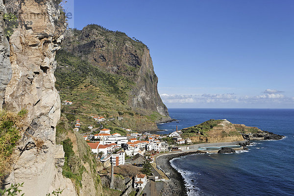 Schön gelegener Ort an der Nordküste  Porto da Cruz  Madeira  Portugal