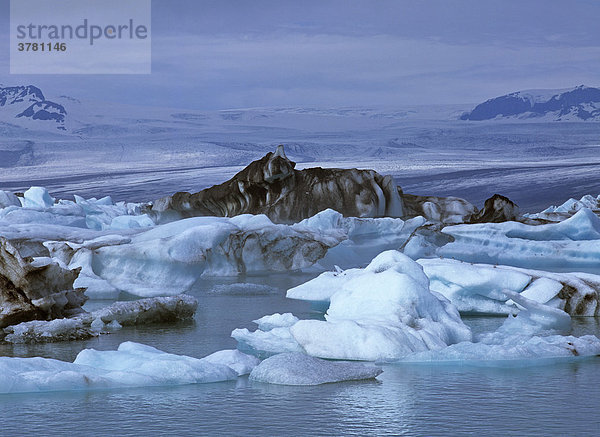 Eisberge am Gletschersee JökulsarlÛn und Teil des Vatnajökull Gletschers im Hintergrund  Island