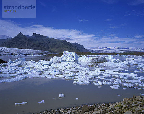 Eisberge des Breitharlon Gletschersees und im Hintergrund Teil des Vatnajökull Gletschers  Island