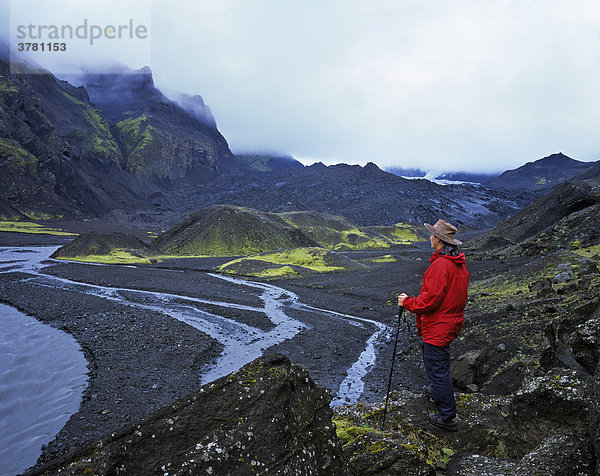 Frau blickt über die Endmoräne des Tungnakvislajökull  Thorsmoerk  Island