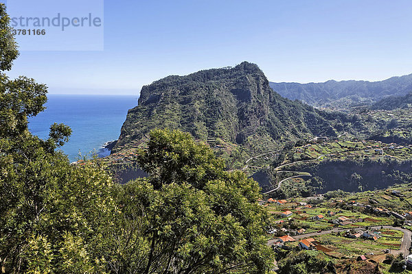 Der Adlerfelsen und im Vordergrund der Ort Faial  Madeira  Portugal