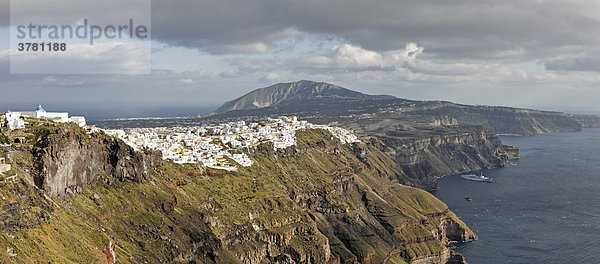 Blick auf Fira vom Skaros Felsen aus  Santorin  Griechenland