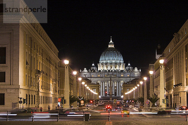 Nachtaufnahme mit beleuchteter Strasse und Petersdom  Rom  Italien  Europa