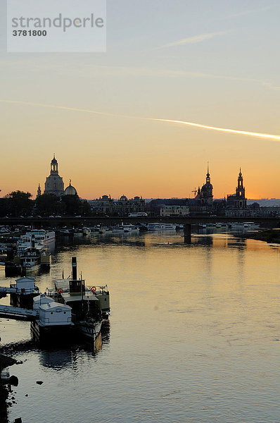 Elbe Schaufelraddampfer historische Gebäude bei Sonnenuntergang Dresden Sachsen Deutschland
