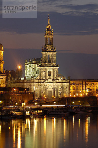 Elbe Stadt Hofkirche historische Gebäude Dämmerung Dresden Sachsen Deutschland