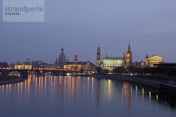 Elbe mit Brühlsche Terrasse und historischen Gebäuden bei Dämmerung Dresden Sachsen Deutschland