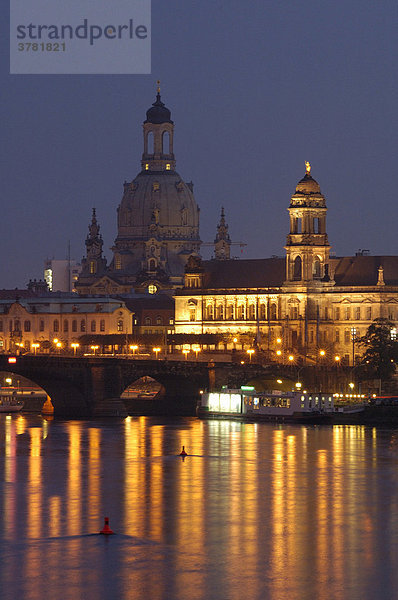 Elbe Altstadt historische Gebäude bei Dämmerung Dresden Sachsen Deutschland