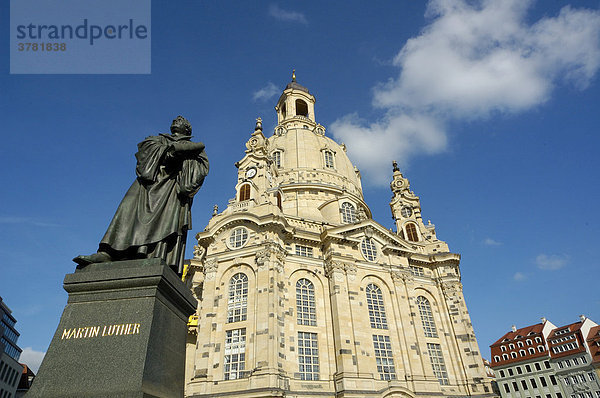 Martin-Luther-Denkmal und Frauenkirche Dresden Sachsen Deutschland