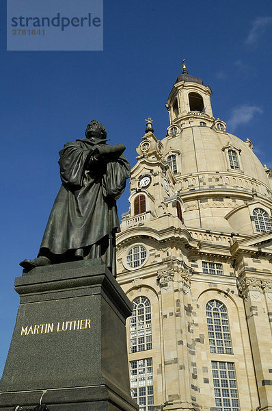 Martin-Luther-Denkmal und Frauenkirche Dresden Sachsen Deutschland