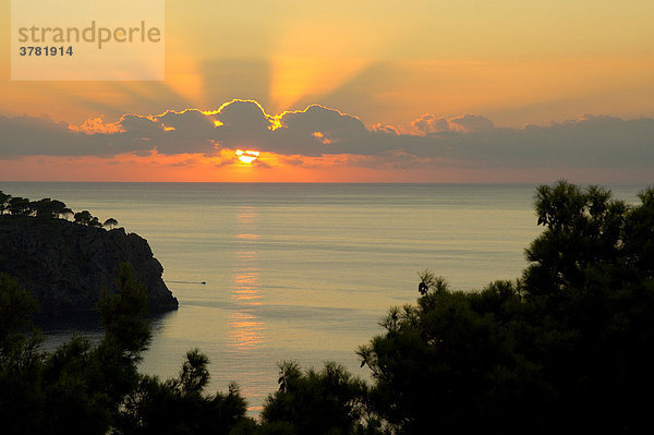 Sonnenuntergang über dem Meer  Llucalcari  Mallorca  Spanien