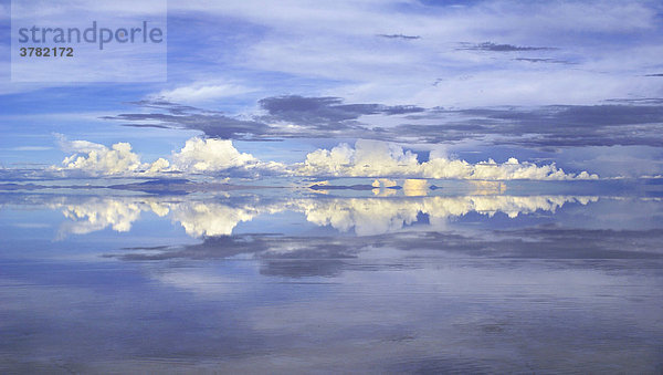 Spiegelung in der überfluteten Salzwüste von Uyuni  Bolivien. Abendstimmung