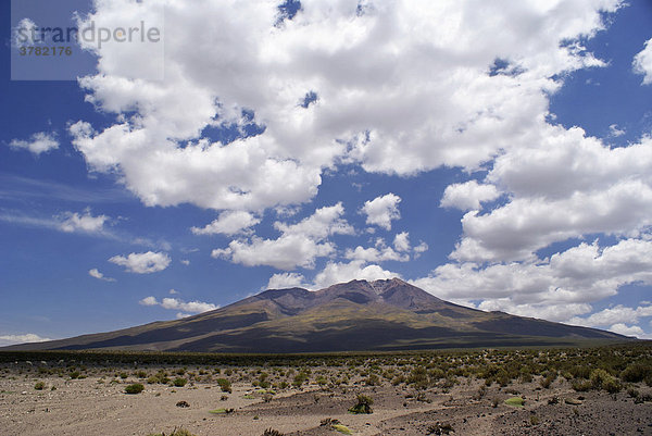 Landschaft mit Vulkan im Hochland von Uyuni  Bolivien