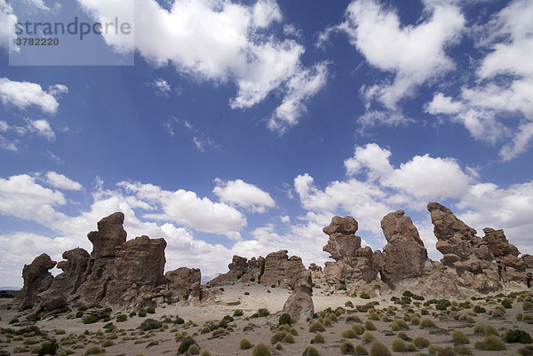 Felsebrocken vor blau-weißem Himmel  Hochland von Uyuni  Bolivien