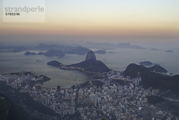 Blick auf Rio de Janeiro  Brasilien im Abendlicht