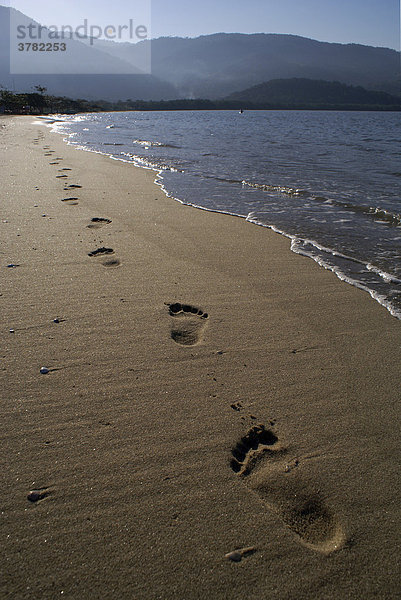 Fußabdrücke am Strand Jabaquara  Paraty  Brasilien