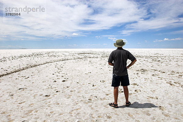 Mann auf dem Salzsee Lake Eyre  Südaustralien  Australien