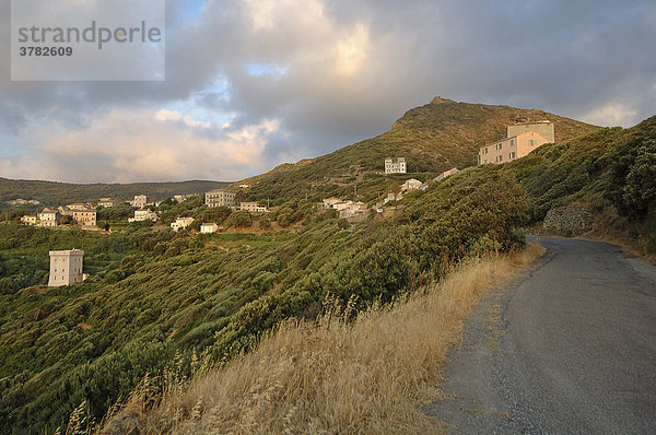 Schmale Landstraße  Wehrturm  Dorf und Macchia am Cape Corse  Korsika  Frankreich