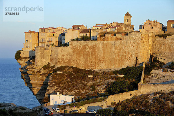Blick auf die Altstadt von Bonifacio auf den steilen Kalkklippen  Korsika  Frankreich