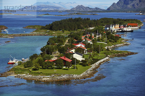 Blick auf eine Insel der Stadt Bronnoysund  Br¯nn¯ysund  Nordland  Norwegen