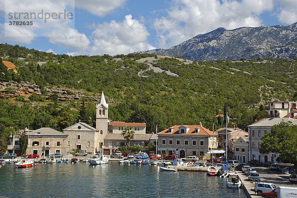 Kirche und Hafen der kleinen Ortschaft Jablonc  Kroatien