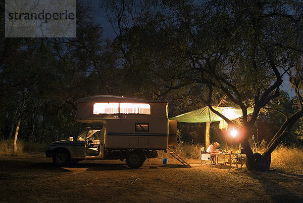 Camp in der Nacht an der Gibb River Road  Kimberleys  Westaustralien  Australien