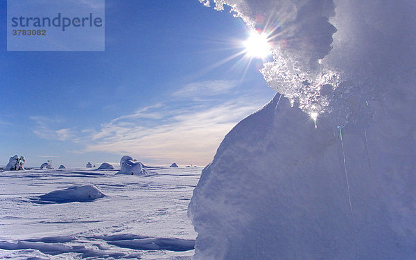Schneeformation im Gegenlicht mit direkter Sonne  Äkäskero Nature Resort  Äkäslompolo  Kolari  Lappland  Finnland