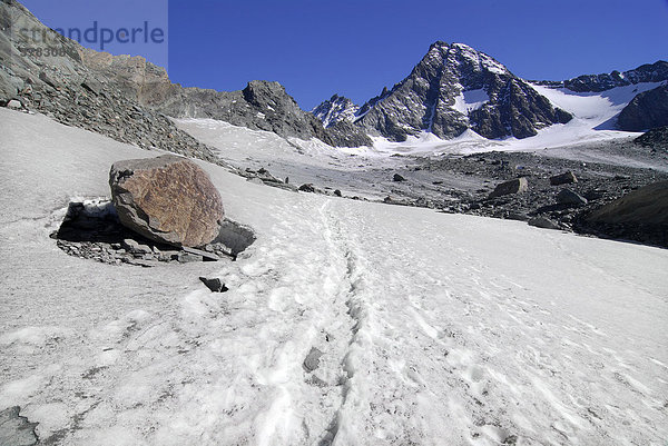 Wanderweg im Schnee vor dem Gipfel des Großglockner  Nationalpark Hohe Tauern  Tirol  Österreich