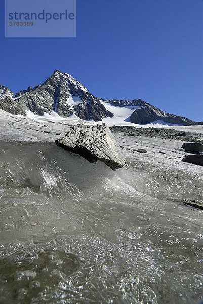 Abschmelzende Eisfläche vor dem Gipfel des Großglockner  Nationalpark Hohe Tauern  Tirol  Österreich