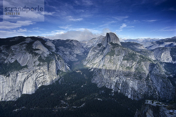 Yosemite Valley mit Half Dome  und Rauchwolken eines Waldbrandes  Yosemite Nationalpark  Kalifornien  Vereinigte Staaten von Amerika  USA