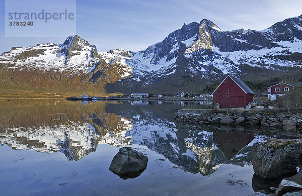 Bergsee mit Holzhütte  Austvagoy  Lofoten  Norwegen  Skandinavien  Europa