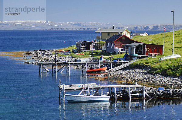 Fischerhaus am Fjord am Weg zum Nordkap  Nordnorwegen  Norwegen