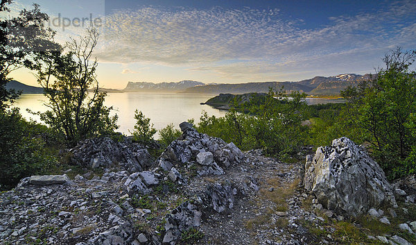 Fjord bei Tromso  Nordnorwegen  Norwegen