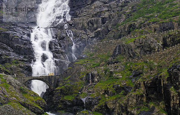 Steinbrücke  Wasserfall Stigfossen am Trollstigen  Norwegen  Skandinavien