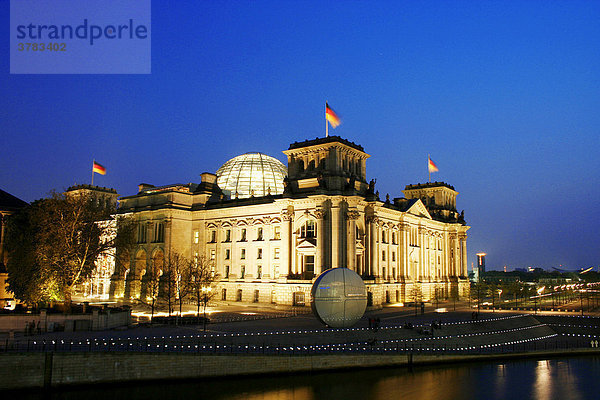 Reichstag bei Nacht  Berlin  Deutschland