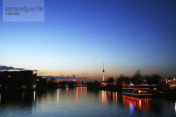 Spreeblick von Kreuzberg-Friedrichshain in Richtung Berlin-Mitte  Berlin  Deutschland