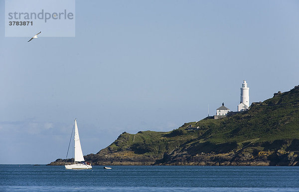 Der Leuchtturm von Start Point  davor ein Segelboot  Cornwall  England  Vereinigtes Königreich