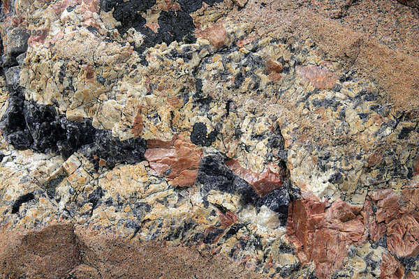 Nahaufnahme der Gesteinsstruktur eines Granitfelsens an der schwedischen Westküste - roter Bohusgranit - Ramsvik  Bohuslän  Västergötland  Schweden  Skandinavien  Europa
