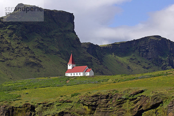 Kirche von Vik in Südisland mit Felslandschaft - Vik  Südisland  Island  Europa