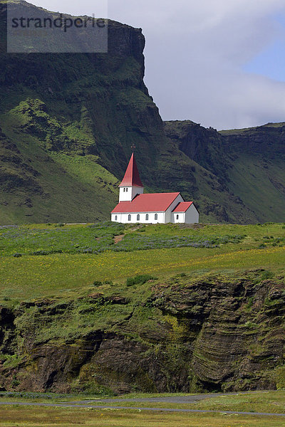 Kirche von Vik in Südisland mit Felslandschaft - Vik  Südisland  Island  Europa